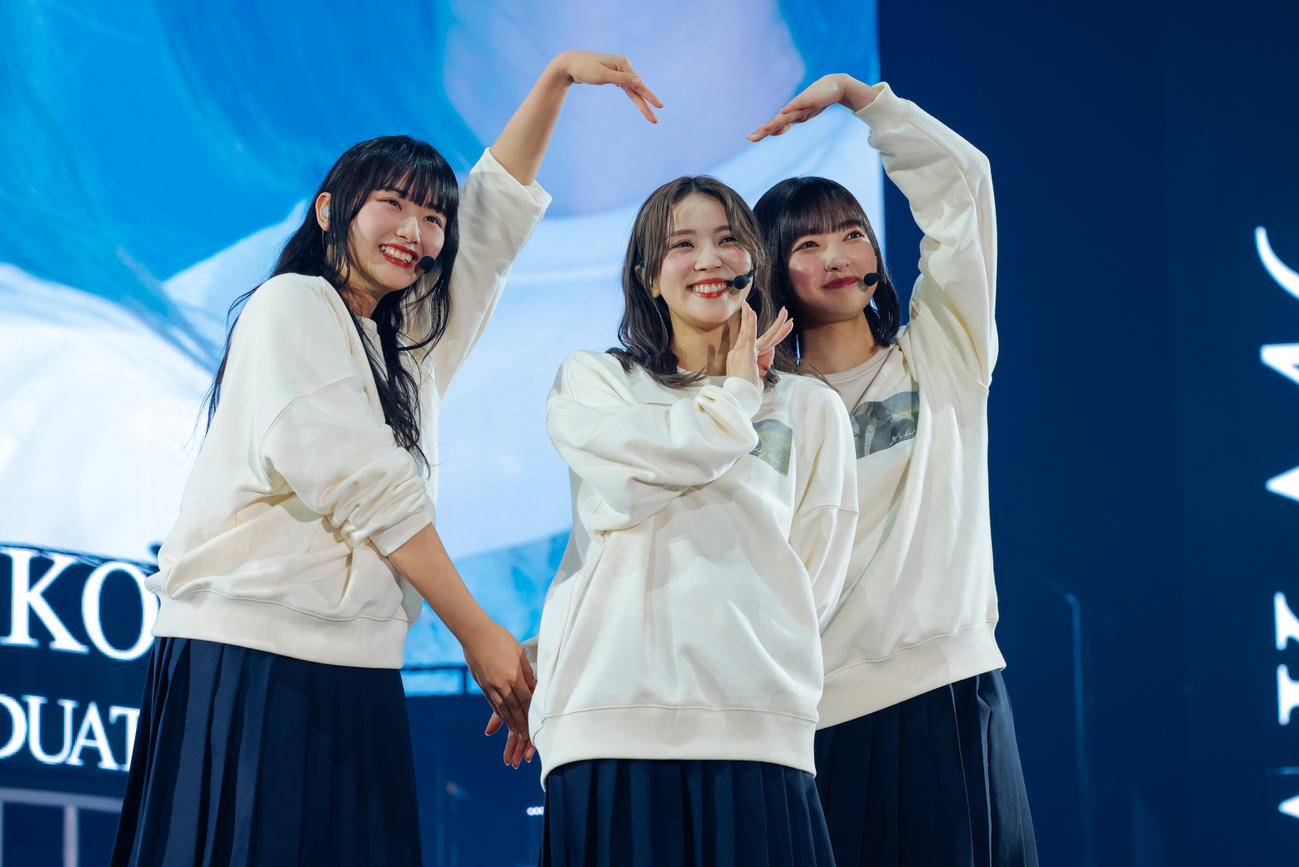 卒業コンサートでパフォーマンスする櫻坂46小林由依（中央）