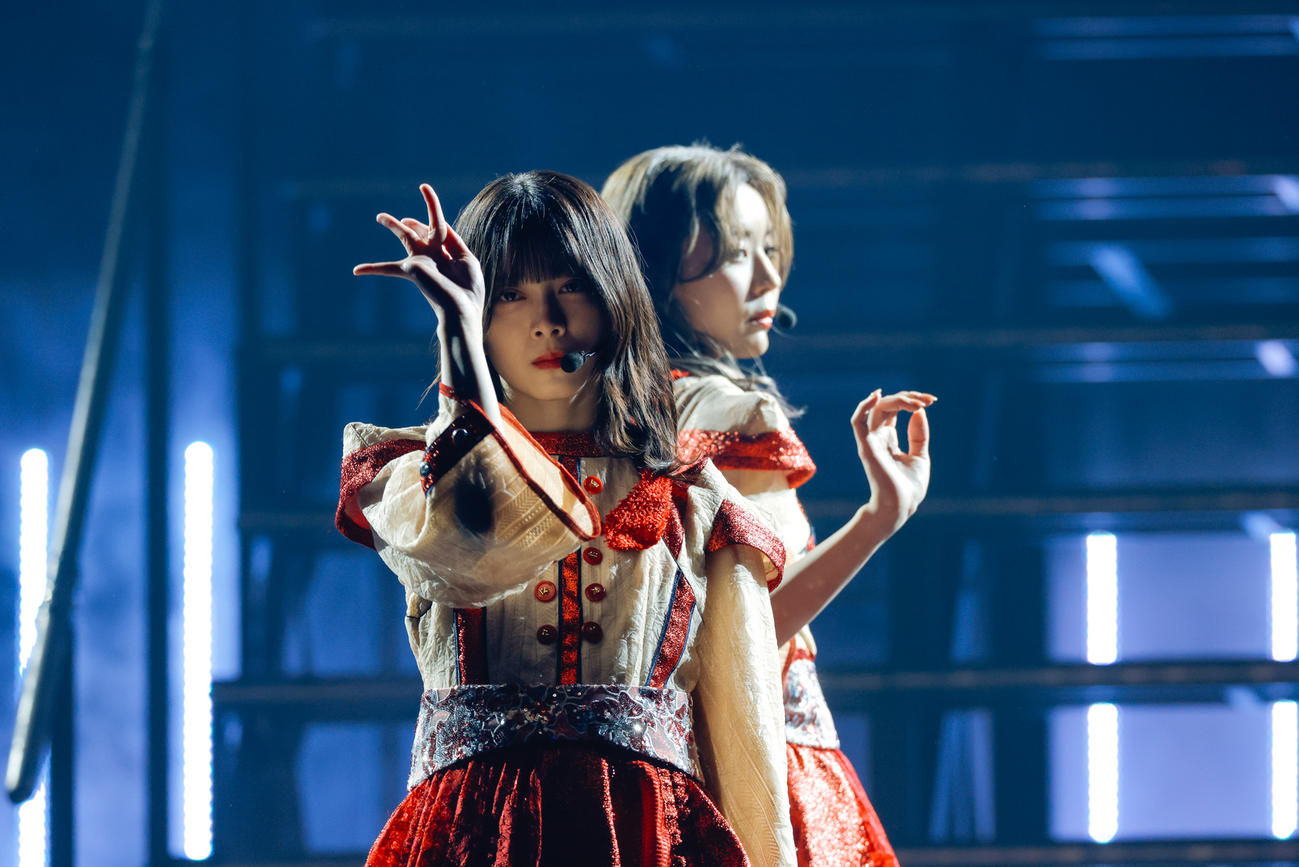 小林由依の卒業コンサートでパフォーマンスする櫻坂46森田ひかる（手前）。奥は小林