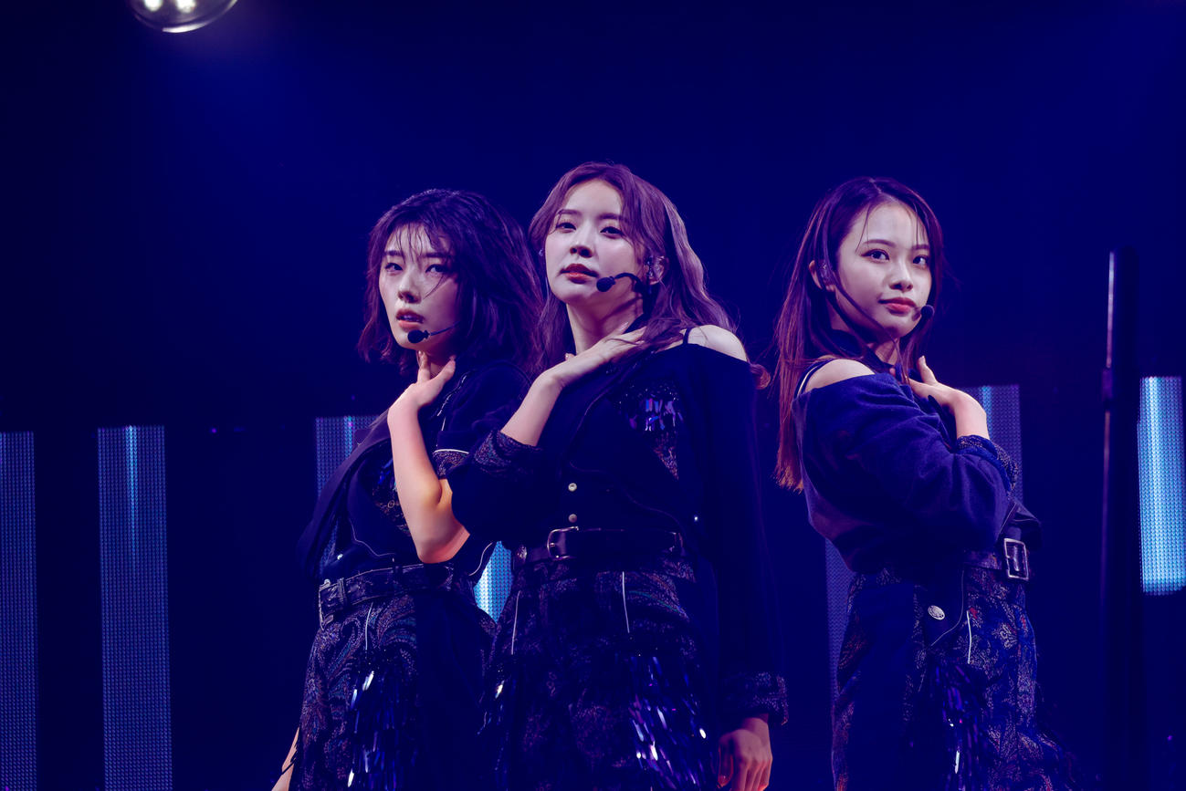 卒業コンサートでパフォーマンスする櫻坂46小林由依（中央）