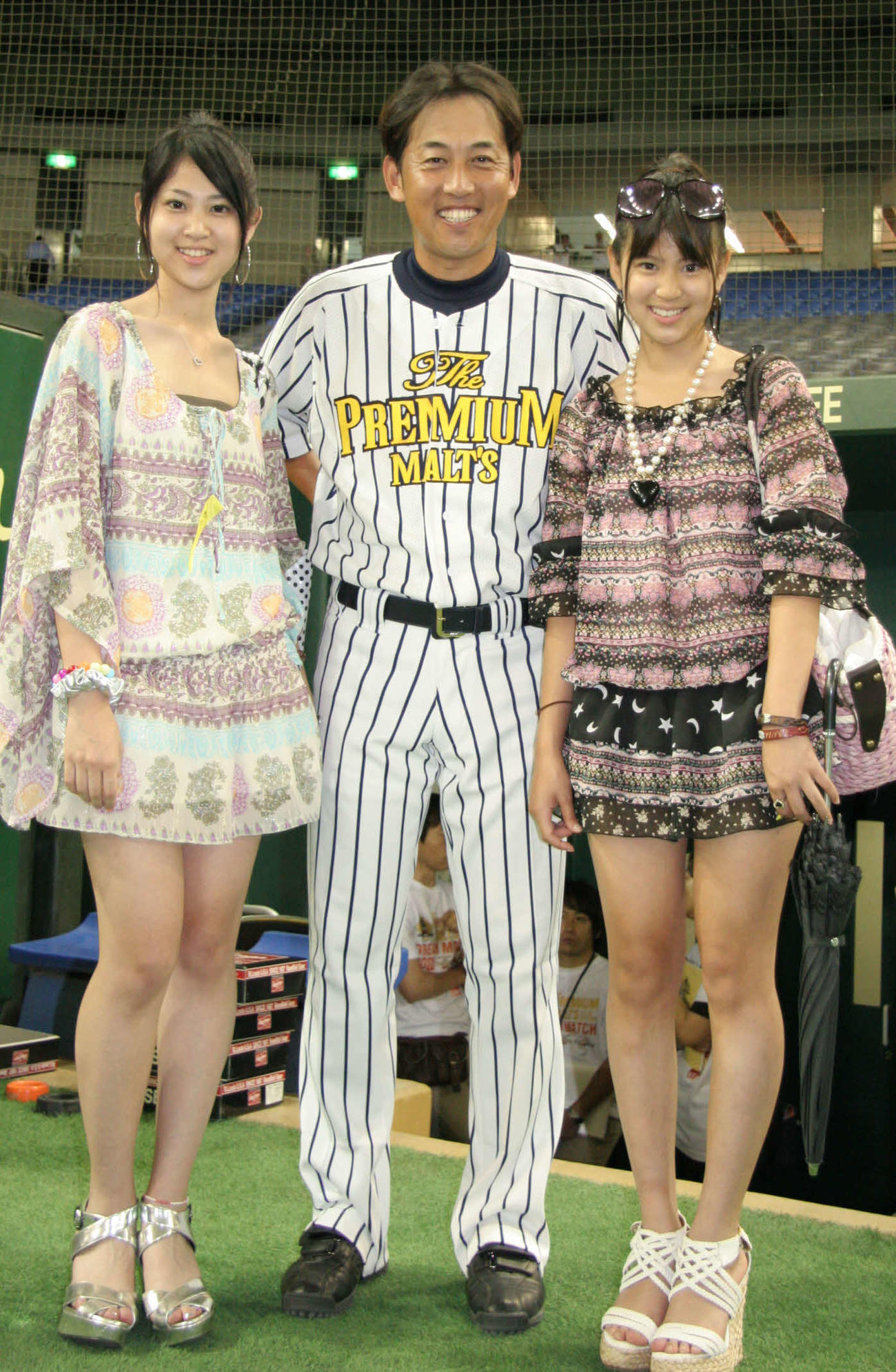 甲子園ヒーローズ＋ワールドスターズ対ザ・プレミアム・モルツ　西崎幸広の応援に駆けつけた長女真央（左）と次女莉麻（2008年7月1撮影）