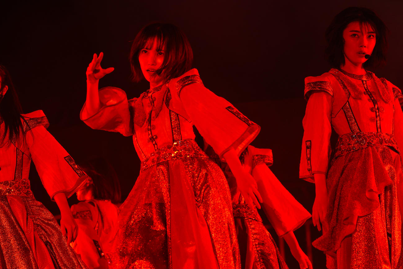 小林由依卒業コンサートでパフォーマンスする櫻坂46