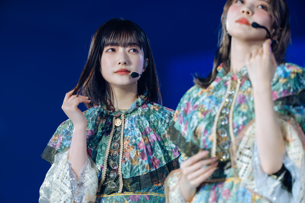 小林由依（右）の卒業コンサートでパフォーマンスする櫻坂46大園玲