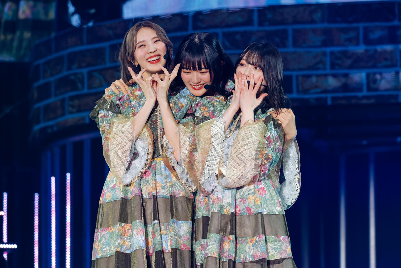 小林由依（左）の卒業コンサートでパフォーマンスする櫻坂46