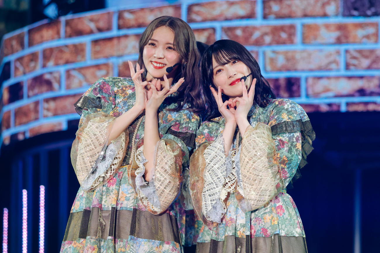 小林由依（左）の卒業コンサートでパフォーマンスする櫻坂46森田ひかる