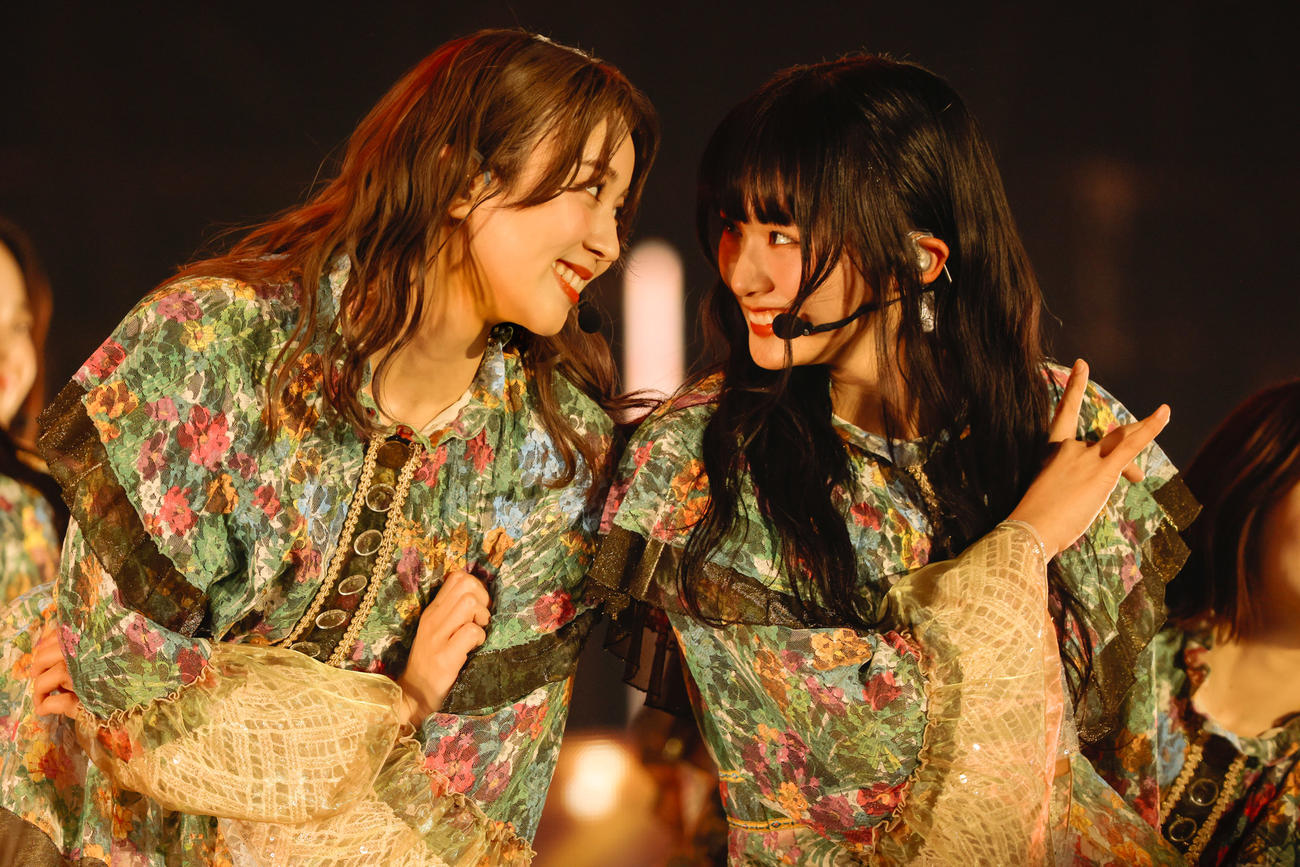 小林由依（左）の卒業コンサートでパフォーマンスする櫻坂46山崎天