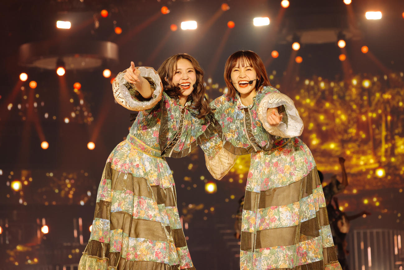 小林由依（左）卒業コンサートでパフォーマンスする櫻坂46松田里奈
