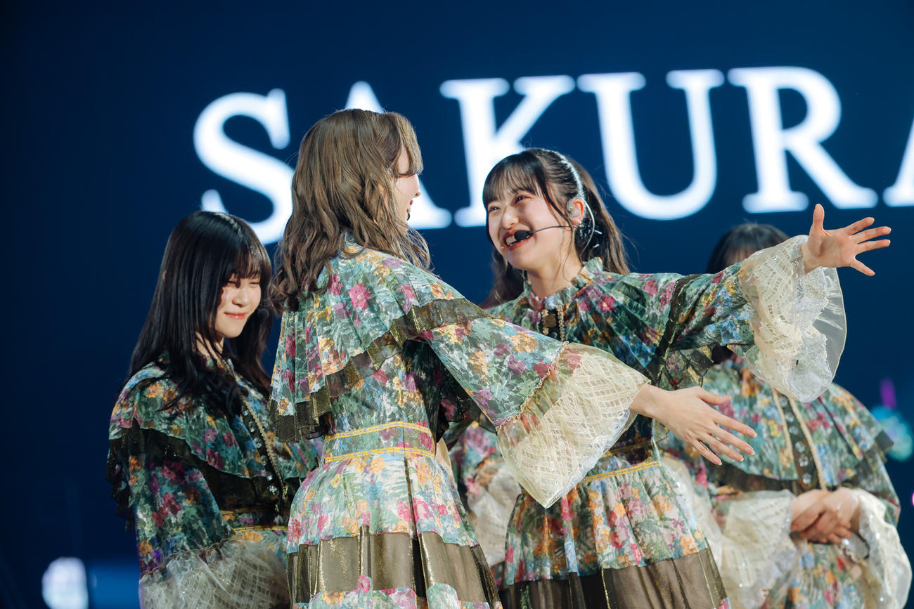 小林由依の卒業コンサートで抱きつく村井優（右）