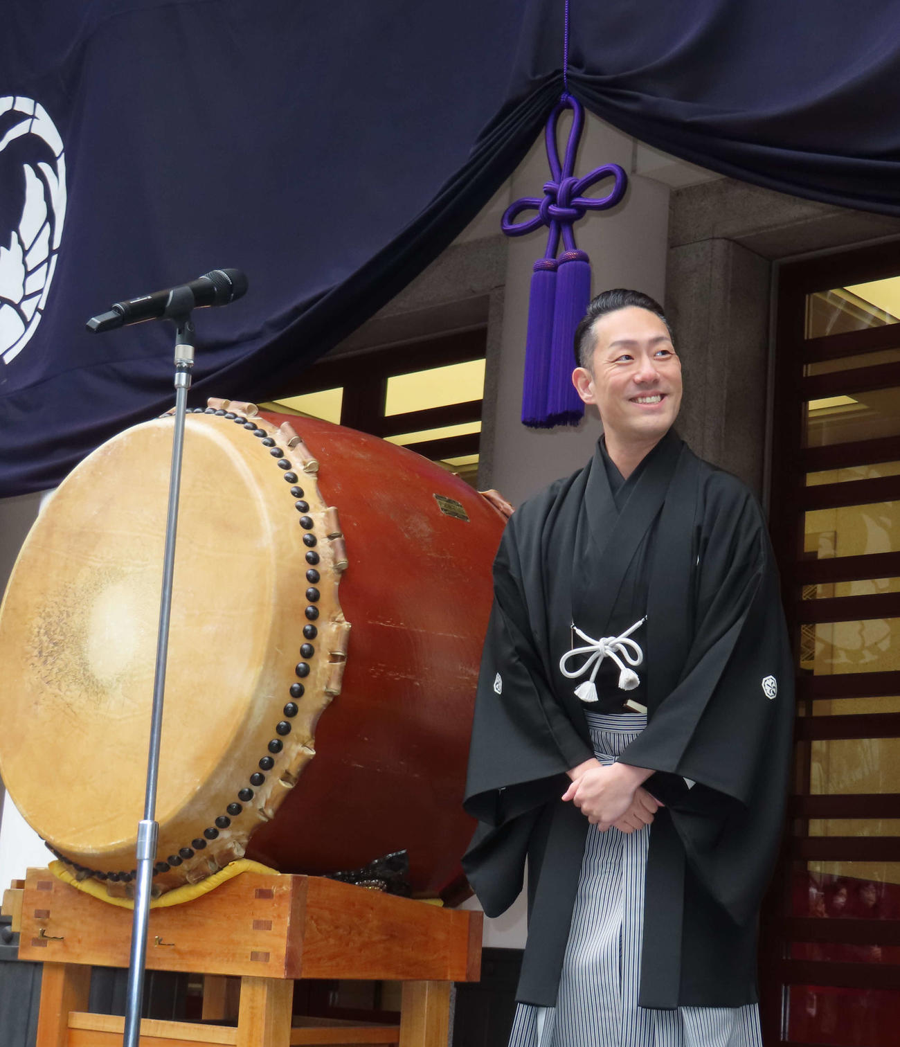 「猿若祭二月大歌舞伎」初日に行われた一番太鼓の儀であいさつする中村勘九郎