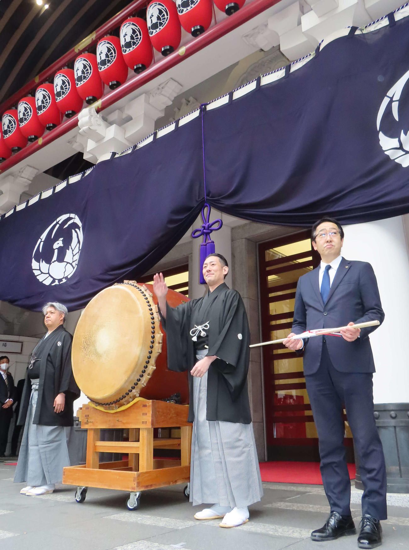 「猿若祭二月大歌舞伎」初日に行われた一番太鼓の儀。左から田中傳左衛門、中村勘九郎、歌舞伎座の千田学支配人