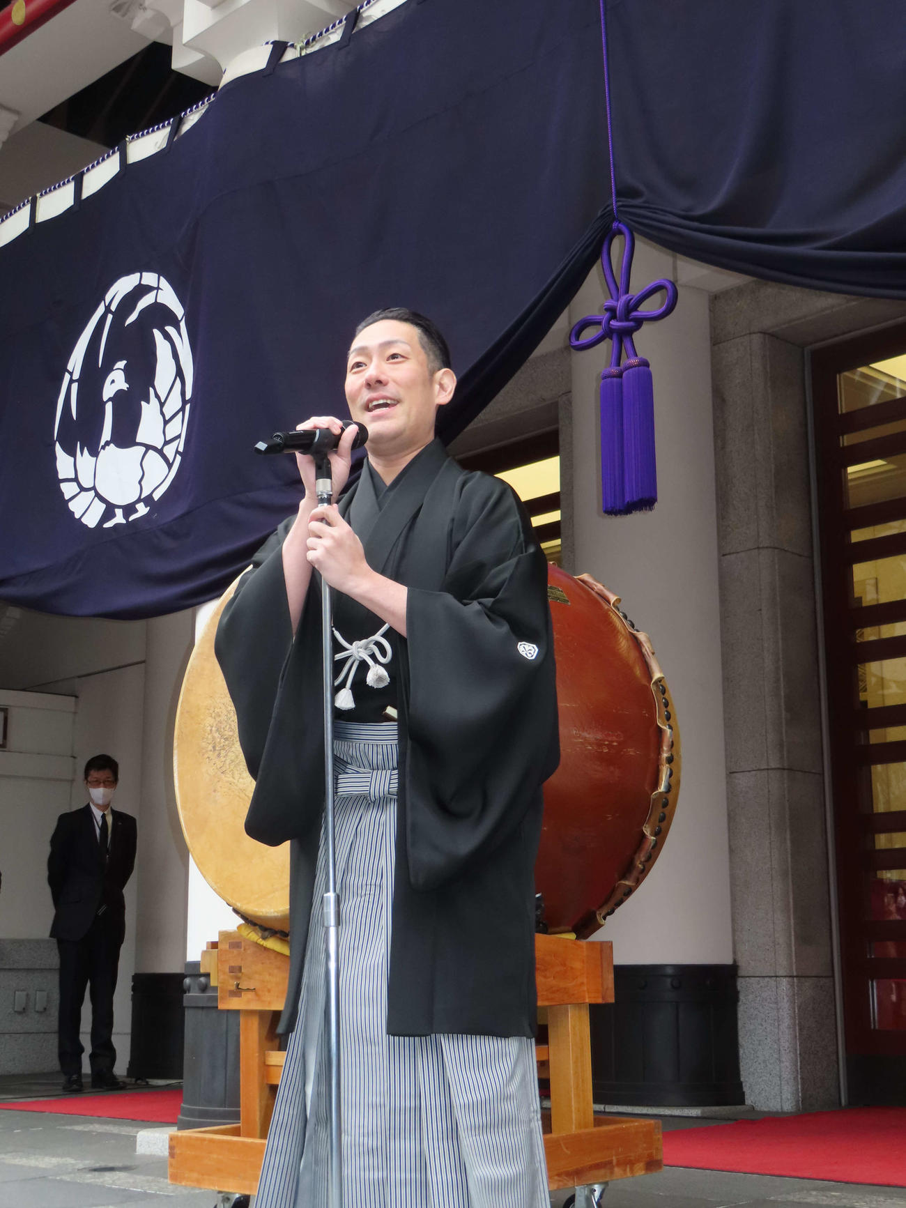 「猿若祭二月大歌舞伎」初日に行われた一番太鼓の儀であいさつする中村勘九郎