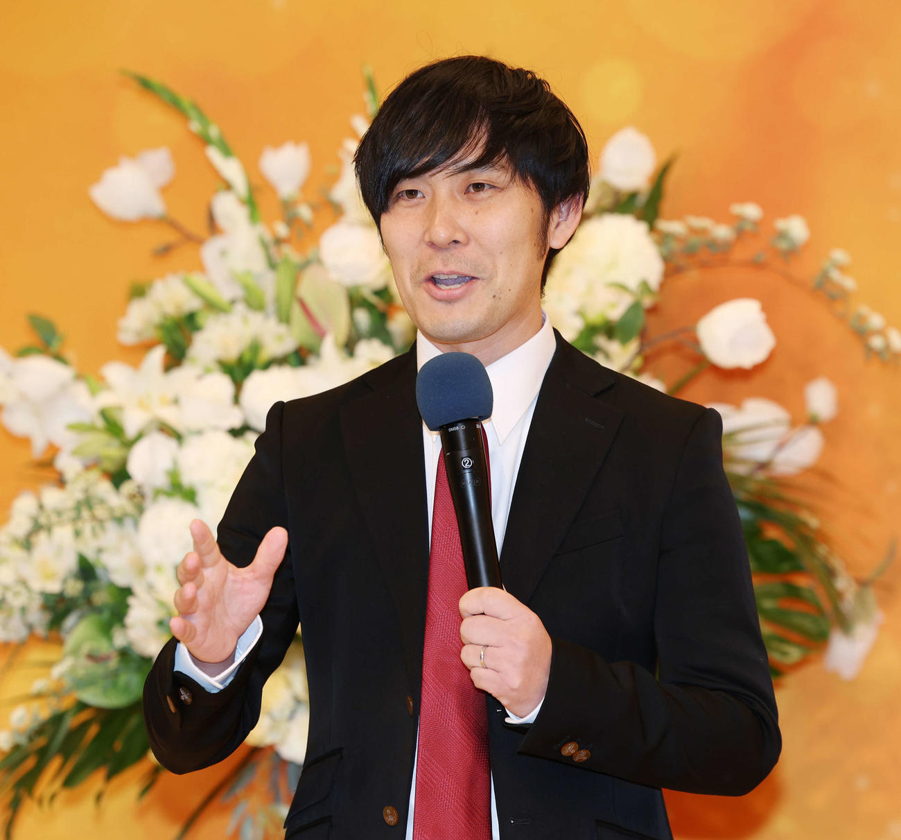 25年度前期NHK連続テレビ小説「あんぱん」ヒロイン発表会見で話す制作統括の倉崎憲チーフプロデューサー（撮影・宮地輝）