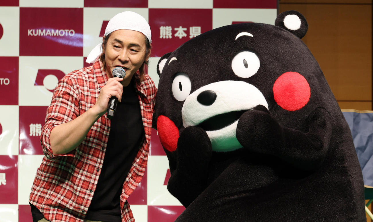 熊本県のいいところをPRするヒロシ（左）とくまモン（撮影・中島郁夫）
