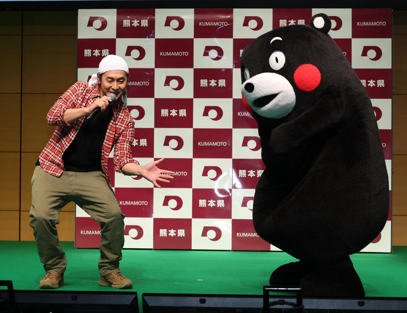 熊本県のいいところをPRするヒロシ（左）とくまモン（撮影・中島郁夫）