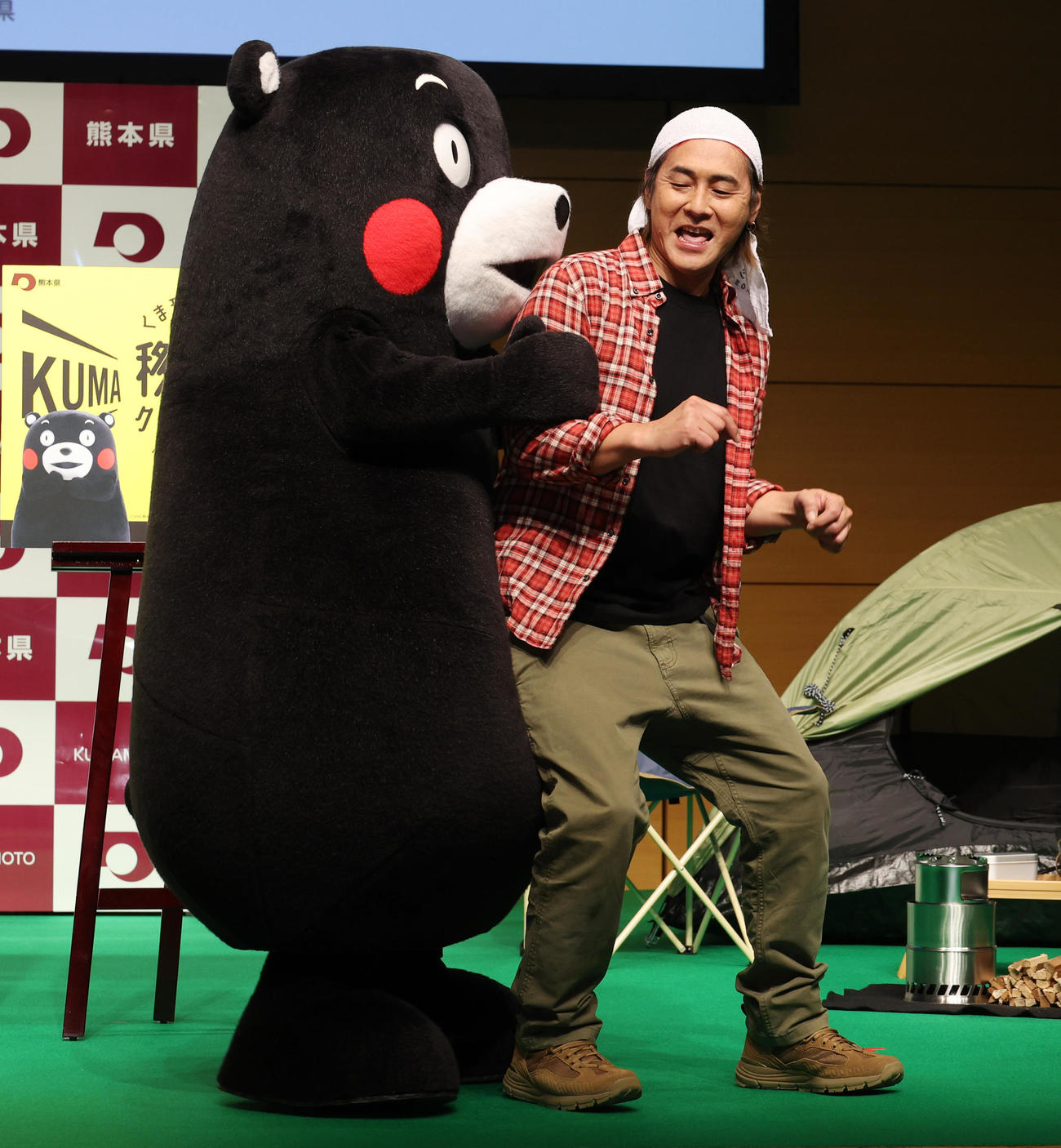 熊本県をPRし、くまモンとじゃれあうヒロシ（撮影・中島郁夫）
