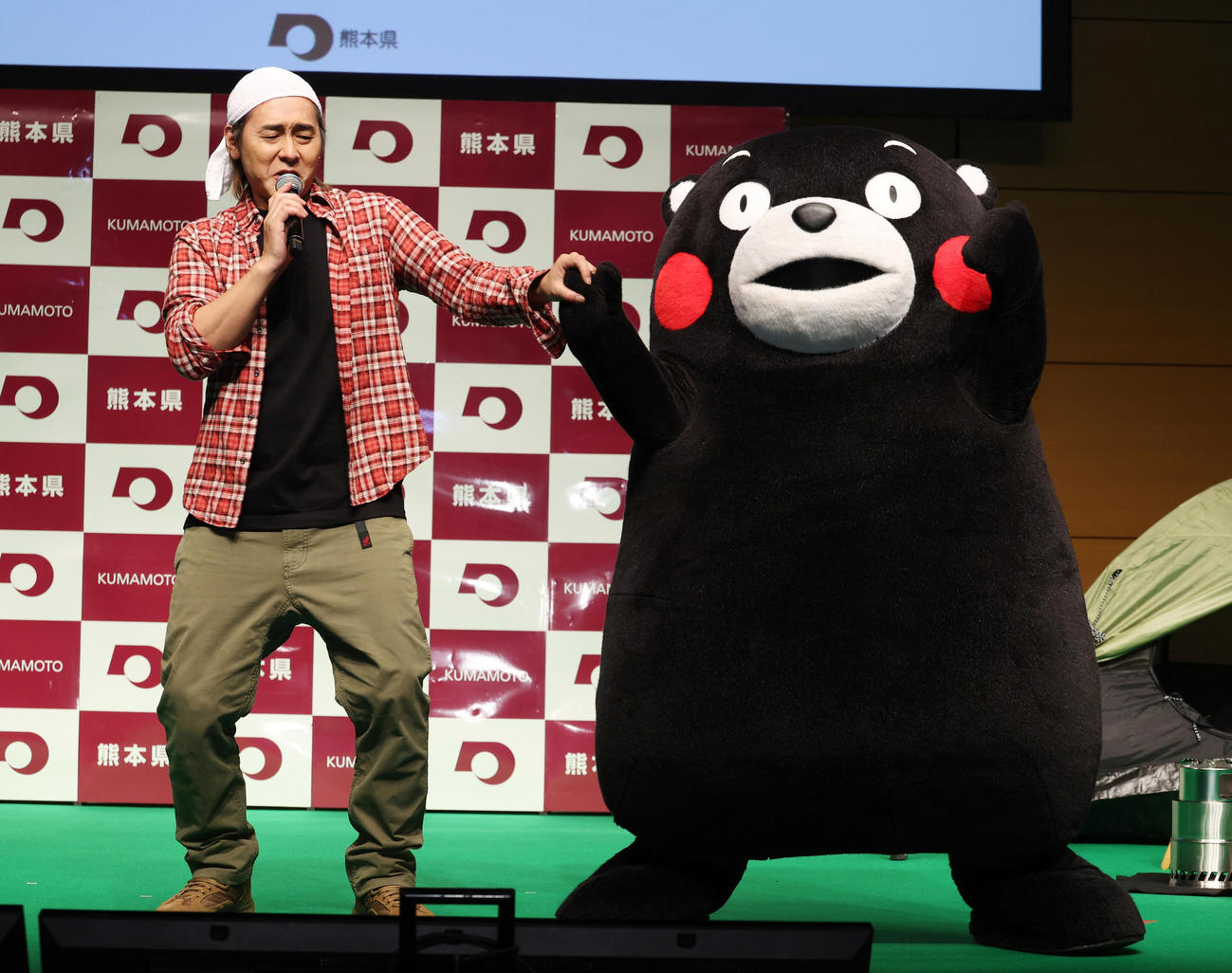 熊本県のいいところをPRするヒロシ（左）とくまモン（撮影・中島郁夫）