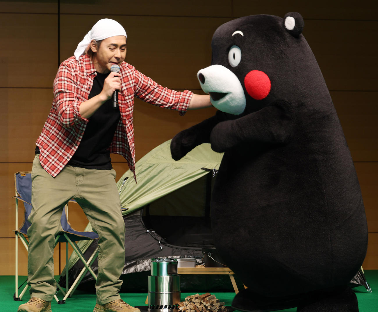 熊本県のいいところをPRするヒロシ（左）とくまモン（撮影・中島郁夫）