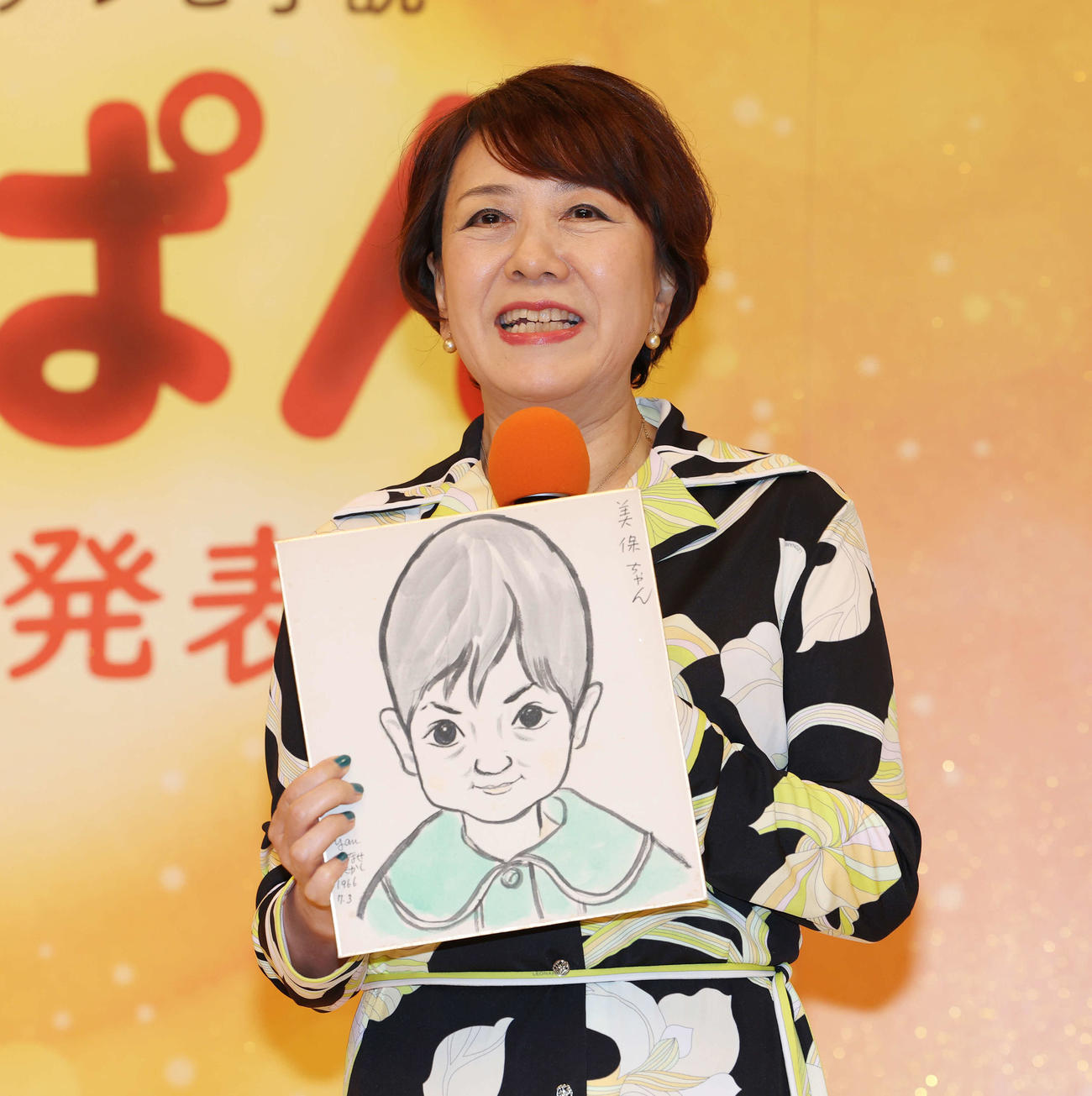 25年度前期NHK連続テレビ小説「あんぱん」ヒロイン発表会見でやなせたかし先生に描いてもらった似顔絵を紹介する作者の中園ミホ氏（撮影・宮地輝）