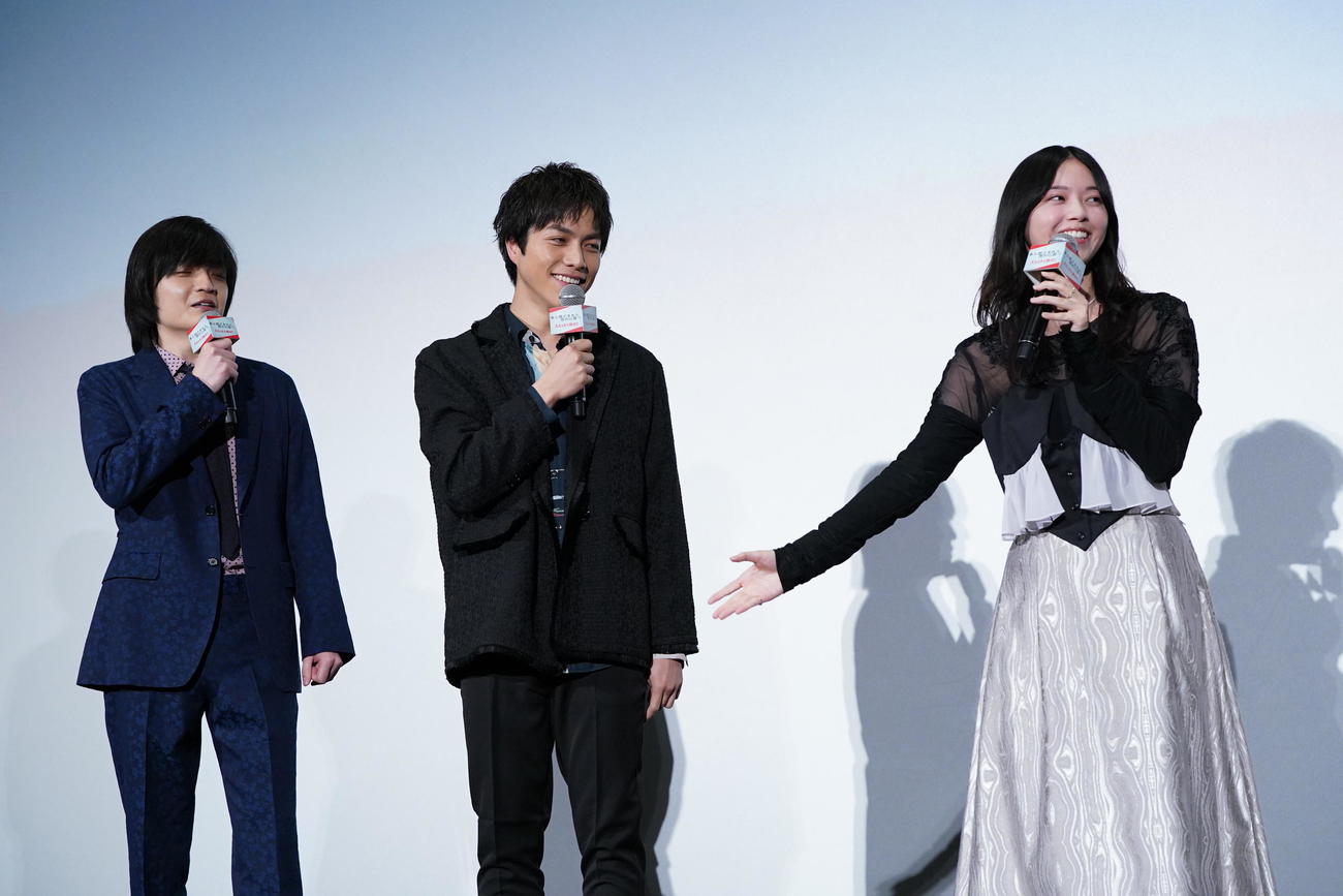 映画「ある閉ざされた雪の山荘で」大ヒット御礼舞台あいさつに臨む、左から岡山天音、重岡大毅、西野七瀬（撮影・小沢裕）