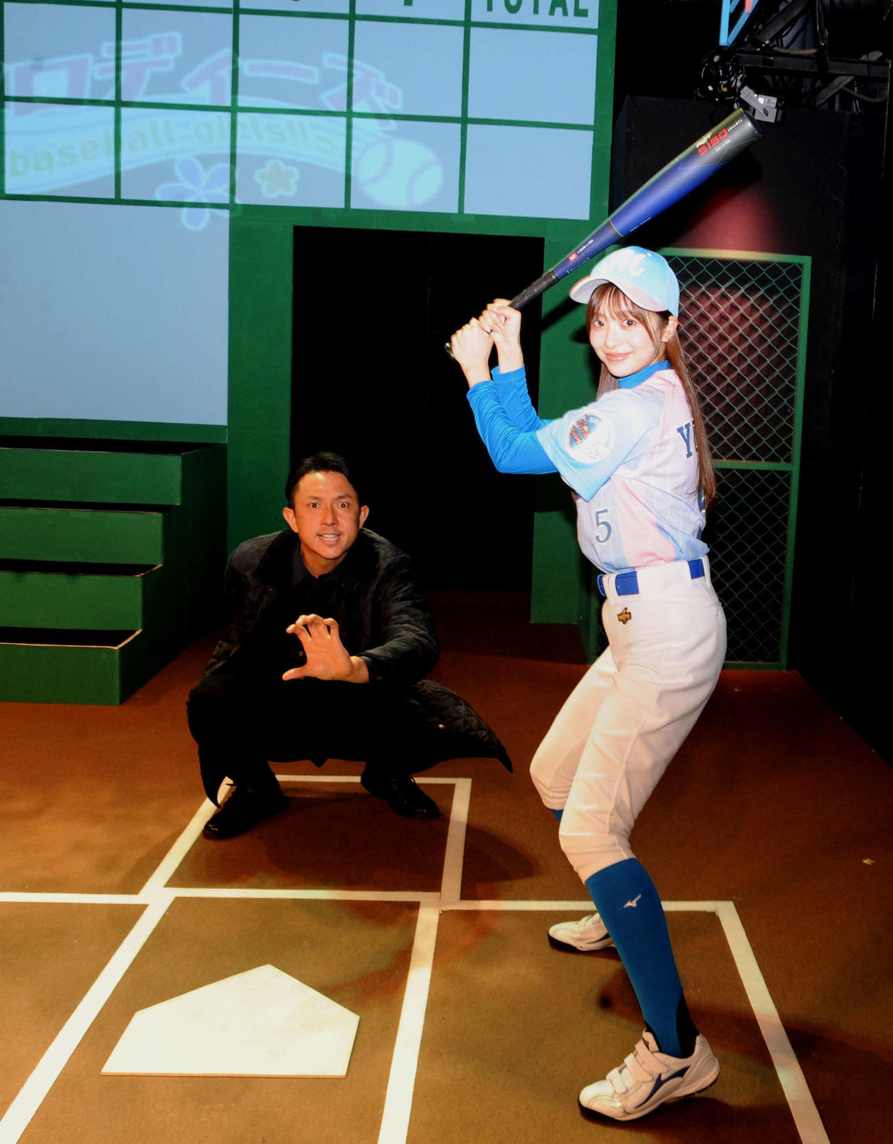 舞台「青空メロディーズ」に出演する菊池柚花（右）とゲスト出演する川崎宗則（撮影・松尾幸之介）