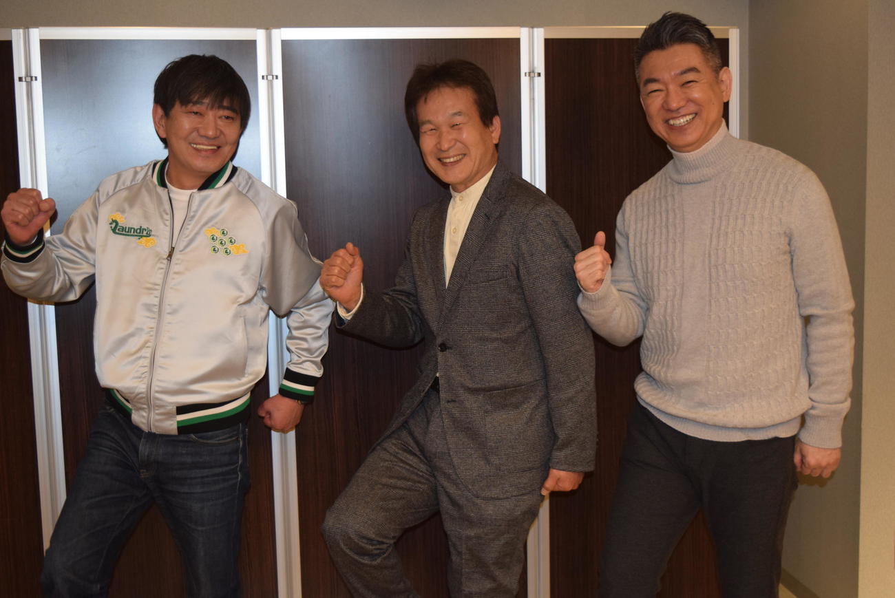 街ブラロケを行った、左からメッセンジャー黒田有、辛坊治郎氏、橋下徹氏（撮影・阪口孝志）