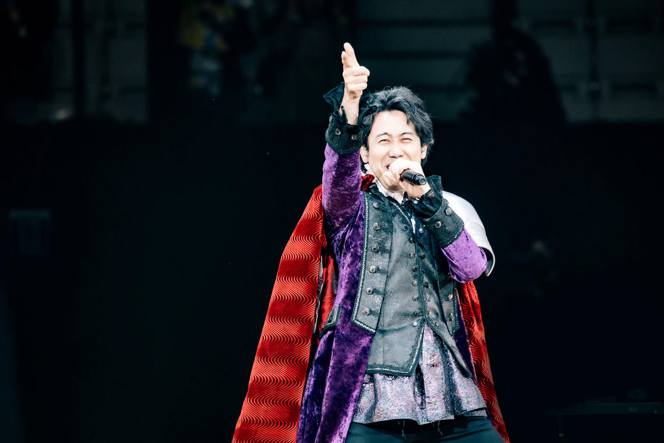 初の武道館公演で「TOKIO」を歌う大泉洋（藤井拓氏撮影）