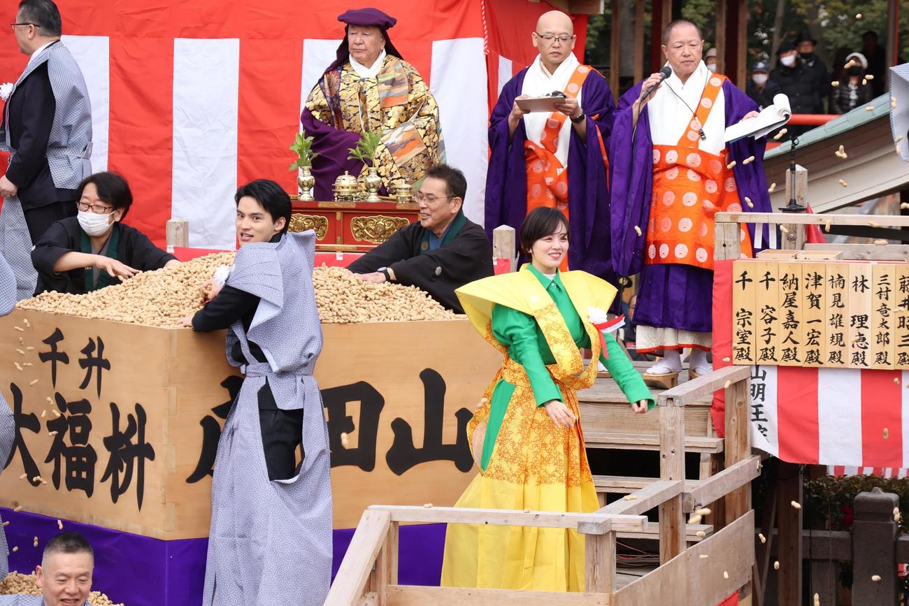 成田山大阪別院の節分祭で豆をまく、俳優水上恒司（前列左）、伊原六花（同右）ら（共同）