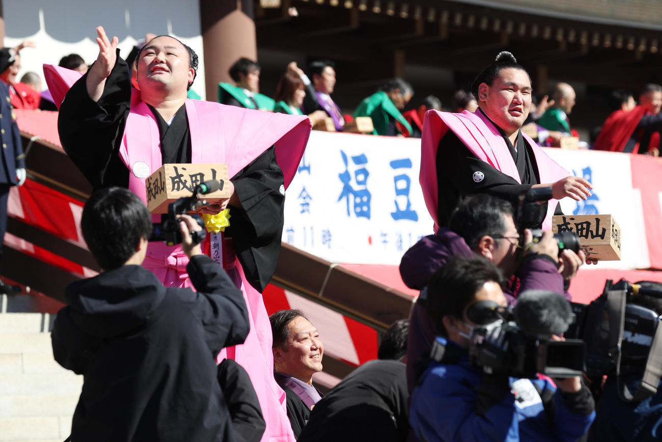 千葉・成田山新勝寺節分会で恒例の豆まきをする朝乃山（左）と豊昇龍（撮影・中島郁夫）