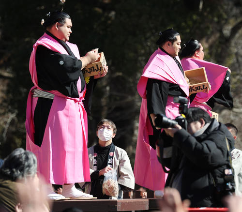 千葉・成田山新勝寺節分会で恒例の豆まきをする、左から高安、遠藤、御嶽海(撮影・中島郁夫)