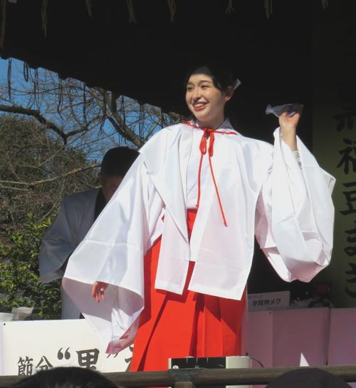 節分“黒”福豆まきをするTBS宇賀神メグアナウンサー