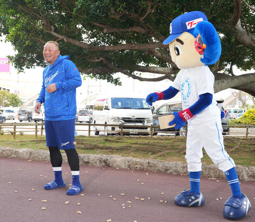 節分の今日、鬼役のドアラに反撃の豆まきを受ける中田(左)(撮影・森本幸一)