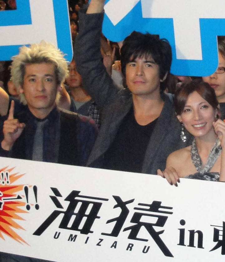 映画「THE LAST MESSAGE　海猿」で舞台あいさつした、左から佐藤隆太、伊藤英明、加藤あい（2010年撮影）