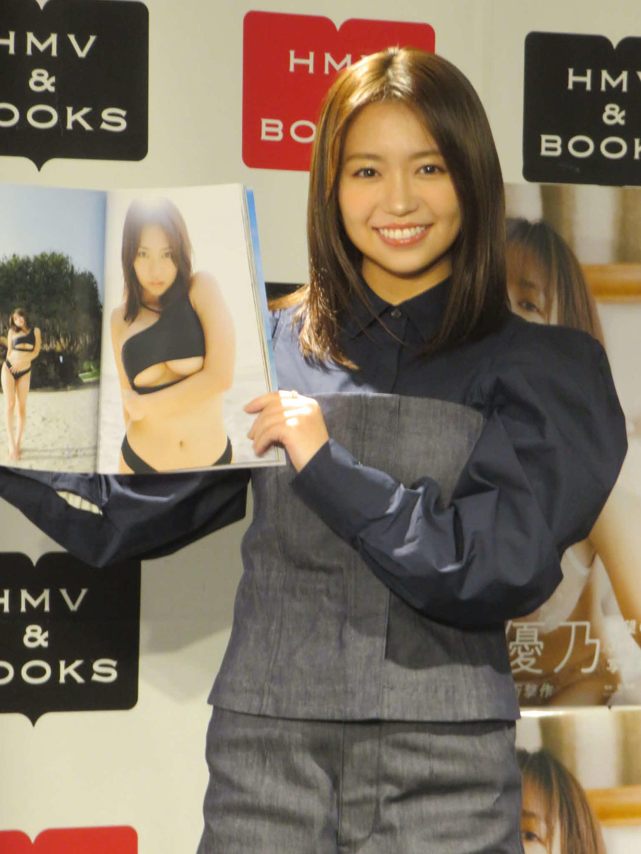 写真集「あのね、ほんね」のお気に入りのカットを披露する大原優乃