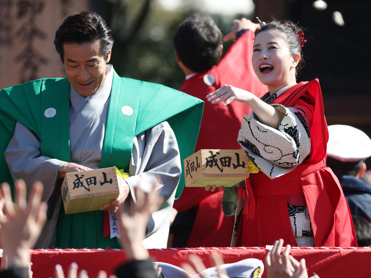 吉高由里子が大河共演者や力士5人らと豆まき サウスポーのオーバーハンドに参拝客から感嘆の声 - 芸能写真ニュース : 日刊スポーツ