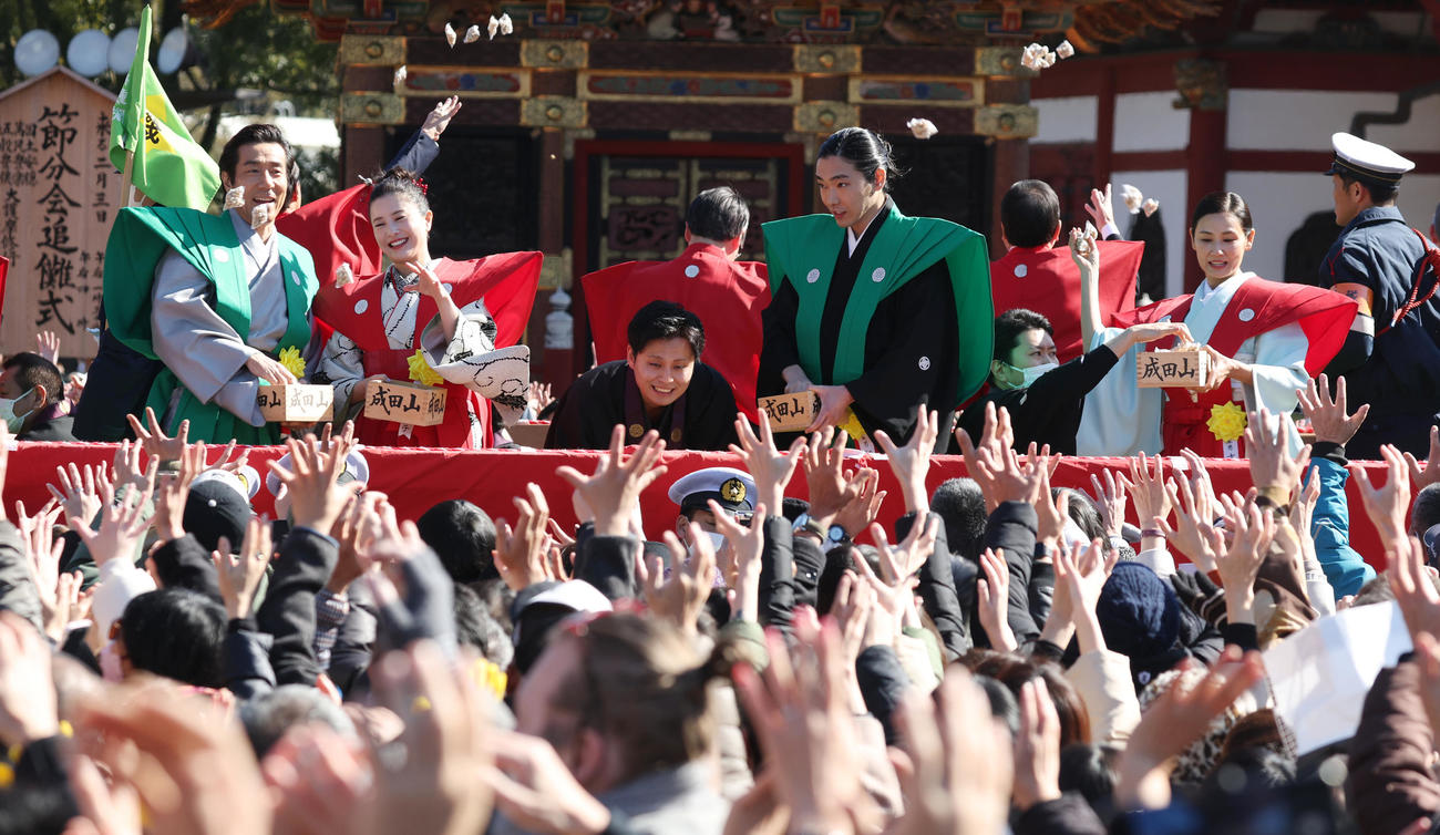 千葉・成田山新勝寺節分会で恒例の豆まきをする、左から岸谷五朗、吉高由里子、柄本佑、吉田羊（撮影・中島郁夫）