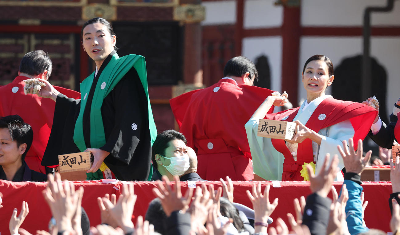 千葉・成田山新勝寺節分会で恒例の豆まきをする柄本佑（左）と吉田羊（撮影・中島郁夫）