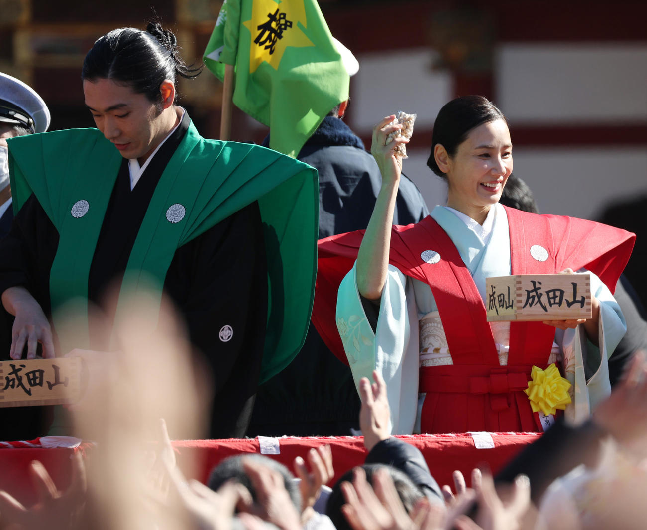 千葉・成田山新勝寺節分会で恒例の豆まきをする柄本佑（左）と吉田羊（撮影・中島郁夫）