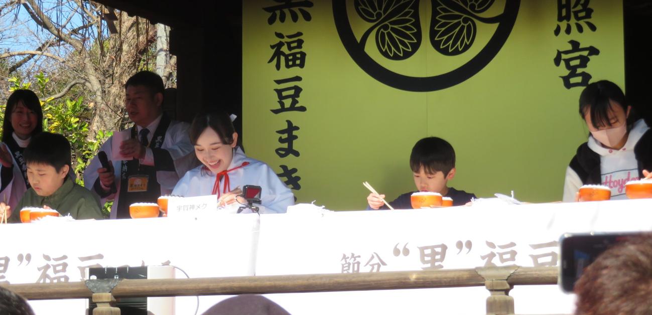まめっ子くん「“黒”福豆つかみゲーム」に子どもたちと挑戦するTBS宇賀神メグアナウンサー（左から2人目）