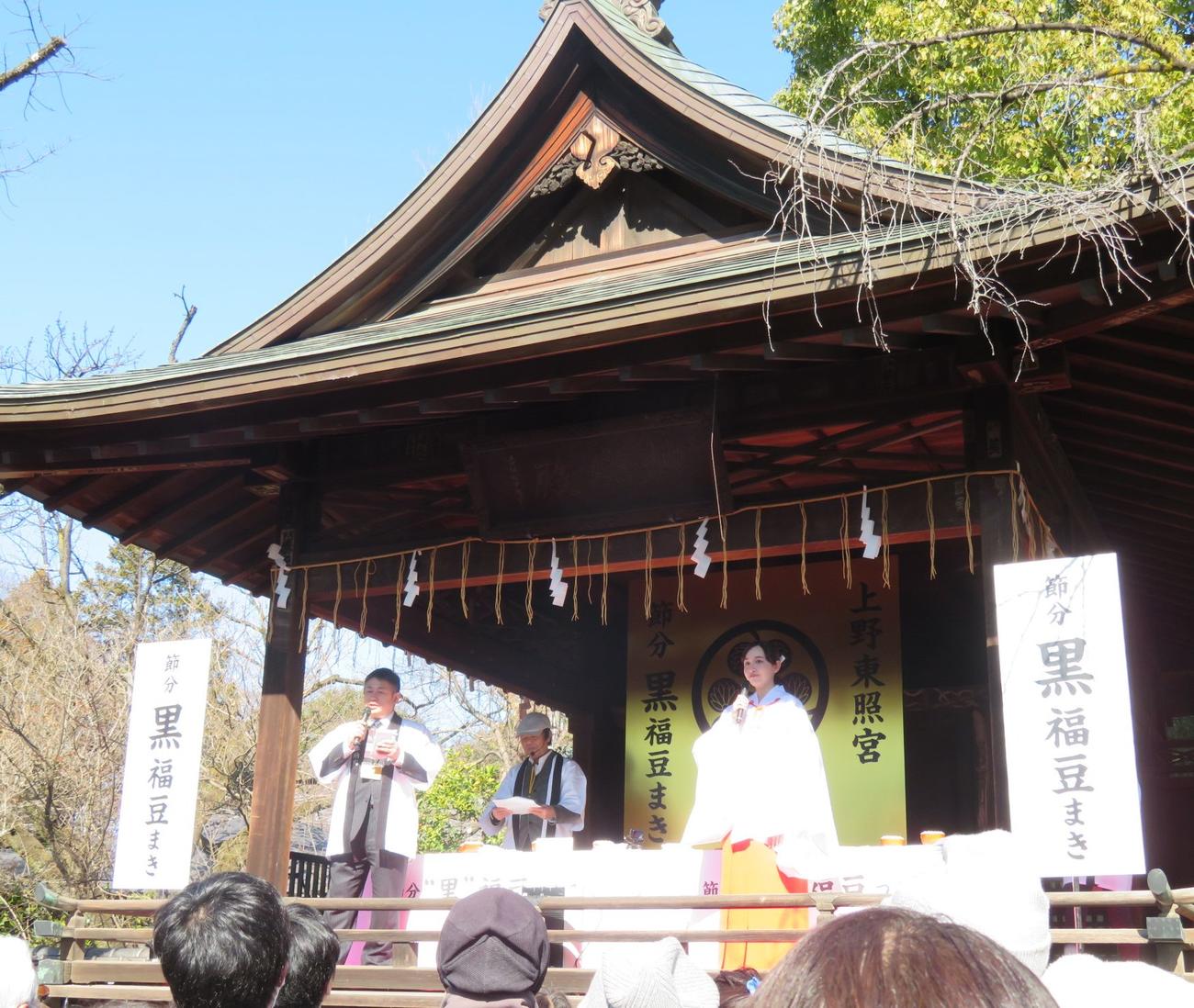 上野東照宮の神楽殿で、黒福豆まきに登場したTBS宇賀神メグアナウンサー（右）