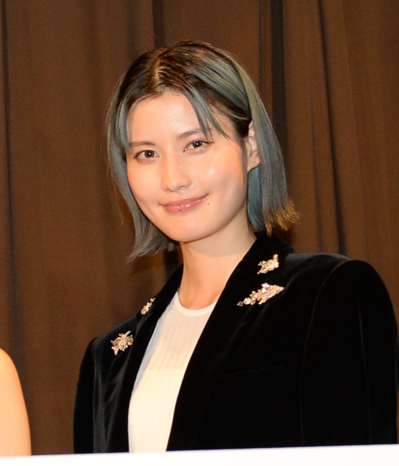 映画「熱のあとに」の公開記念舞台あいさつを行った橋本愛