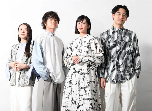緑黄色社会の左からpeppe、穴見真吾、長屋晴子、小林壱誓(23年7月撮影)