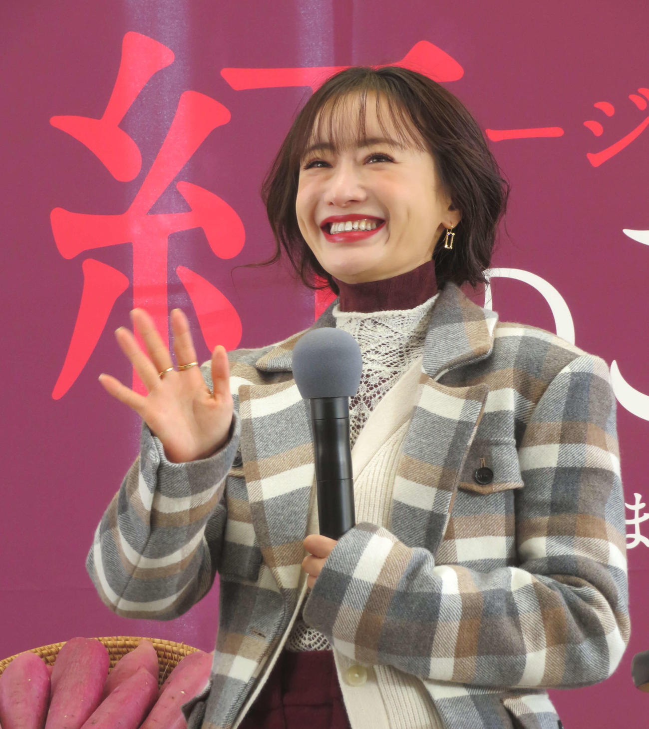 ちばのさついまいもPRイベントで、千葉のさつまいもアンバサダーに就任し、笑顔の松本まりか（撮影・村上幸将）