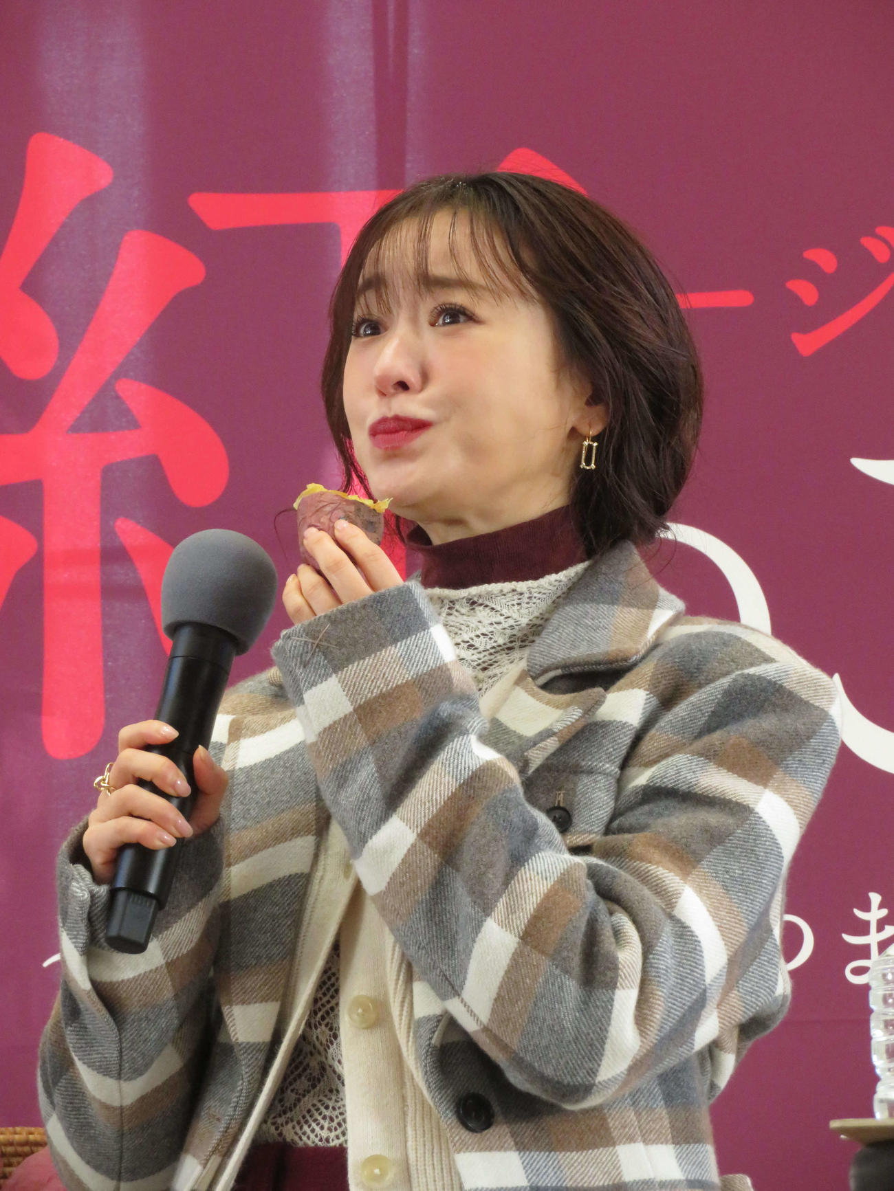 ちばのさついまいもPRイベントで、千葉のさつまいもアンバサダーに就任しべにはるかを食べ、おいしさに驚く松本まりか（撮影・村上幸将）