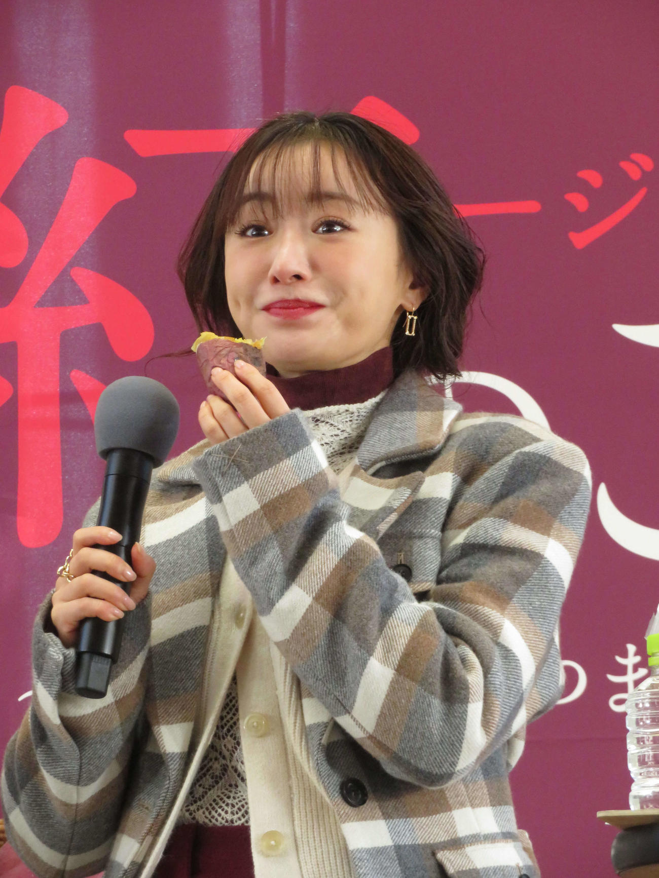 ちばのさついまいもPRイベントで、千葉のさつまいもアンバサダーに就任しべにはるかを食べ、おいしさに驚く松本まりか（撮影・村上幸将）