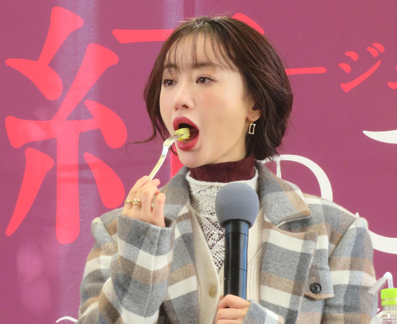 千葉のさついまいもPRイベントで、べにはるかを食べる松本まりか（撮影・村上幸将）