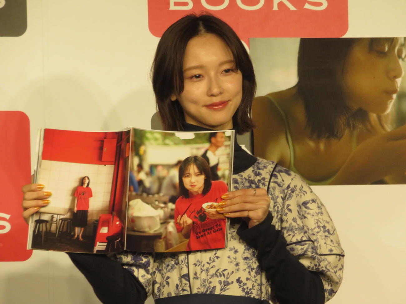 写真集「加藤小夏　写真集　二日月」のお気に入りのページを披露する加藤小夏