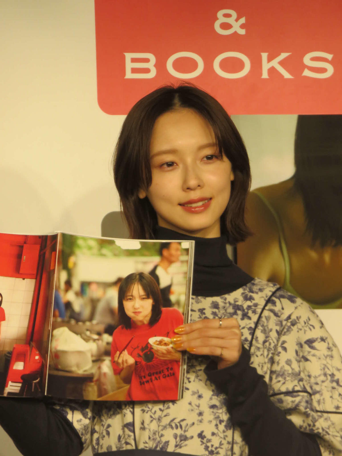 写真集「加藤小夏　写真集　二日月」のお気に入りのページを披露する加藤小夏