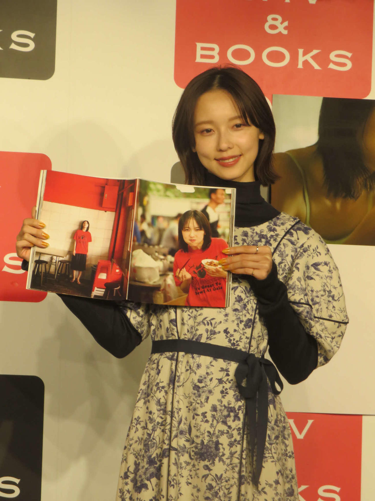 写真集「加藤小夏　写真集　二日月」のお気に入りのページを披露する加藤小夏