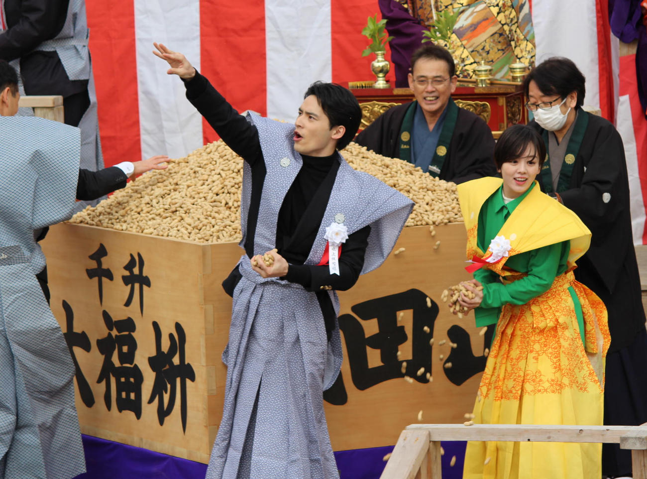 豆まきイベントに参加した水上恒司（左）と伊原六花