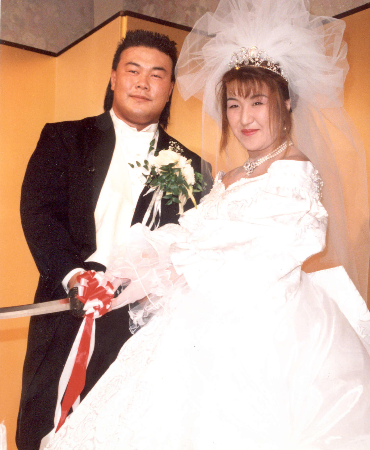 95年10月、結婚式を行った佐々木健介(左)と北斗晶