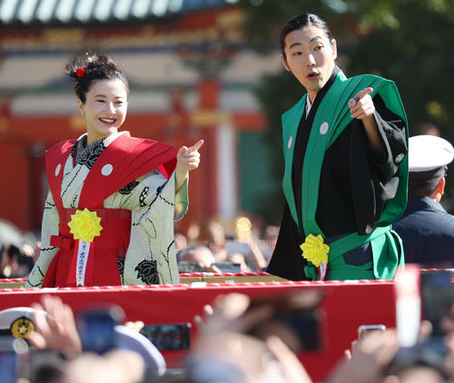 吉高由里子「光る君へ」共演する柄本佑らと節分会 フォームはサウスポーからのオーバーハンド - 芸能 : 日刊スポーツ
